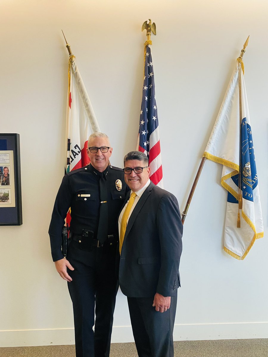 LALEY_LAPD's tweet photo. Congratulations Police Officer III Manny Ortega on your retirement and for your 35 years of service to the @LAPDHQ #ServiceToOurCommunities https://t.co/crgwllpWiC