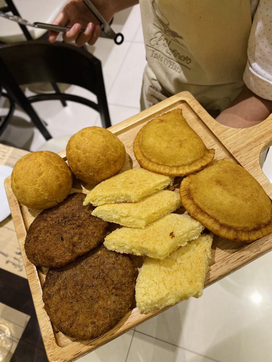hernanvam's tweet photo. Desde el lugar de los hechos: un paraíso de comidas típicas. Tenedor libre, todo lo que puedas comer x 50 mil Gs. Incluye de TODO. https://t.co/0yA5NNKBxa