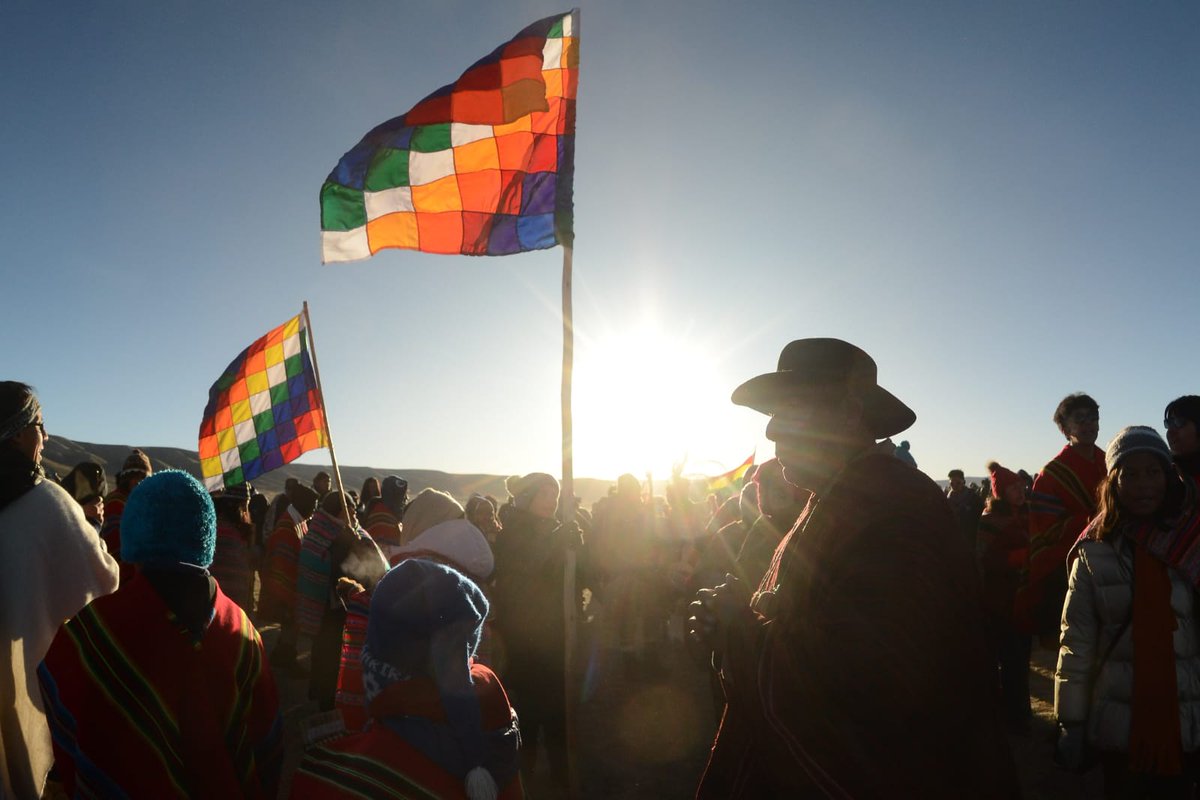 Jallalla Willkakuti 5531

"Willka Tata, qhantataita Willka Tata"
"Padre sol asi como amaneces en el horizonte de la vida, amanece en mi corazon"

Sarantaskakiñani!!!!
Sigamos caminando !!!!