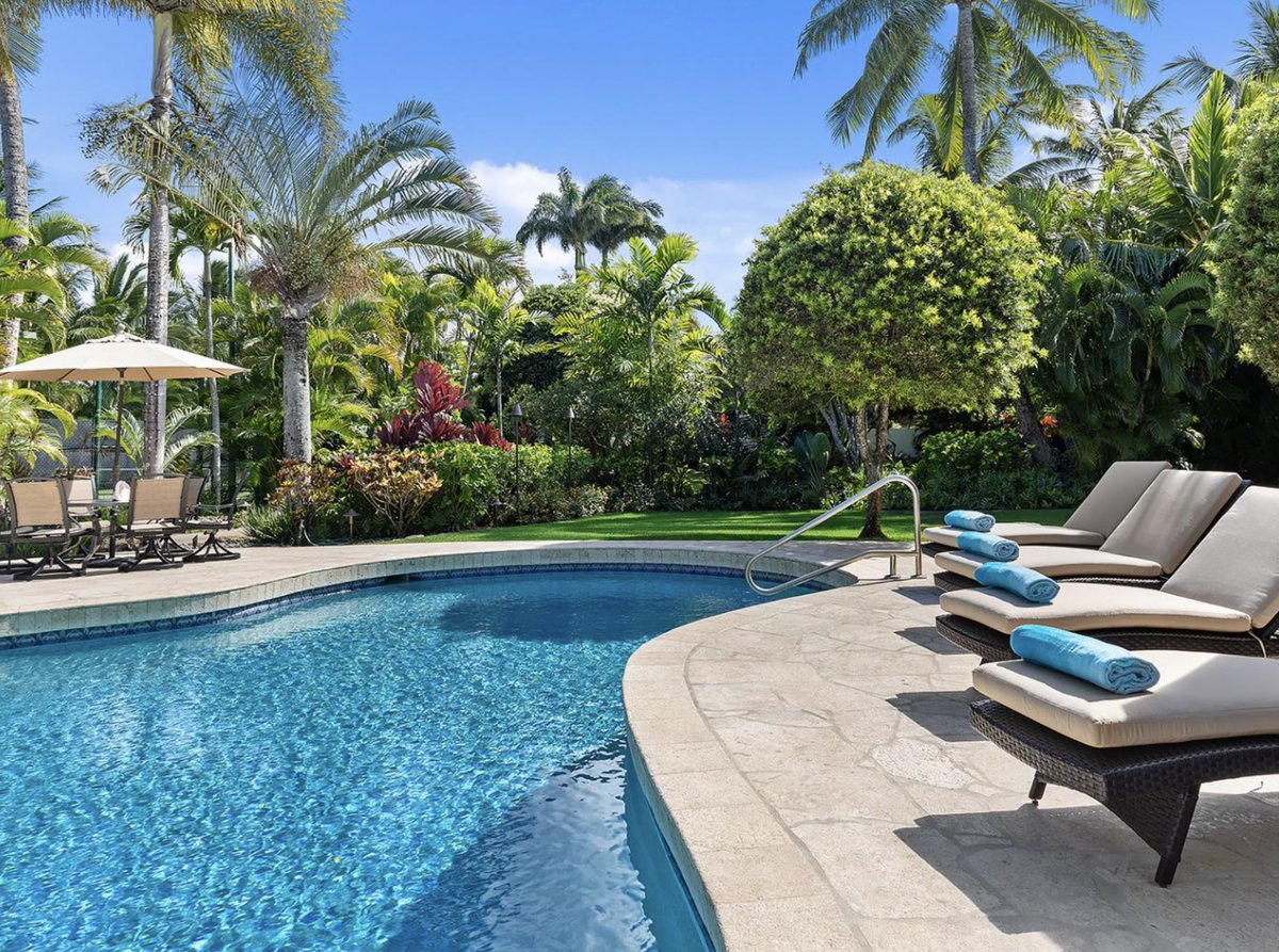 Friday's call for pool days! 🌴☀️
exoticestates.com/hawaii-vacatio…
#villarentals #luxuryvillarentals #villavacationrentals #luxuryvacationrentals #vacationrentals #villavacationrentals #luxuryvilla #villarentals