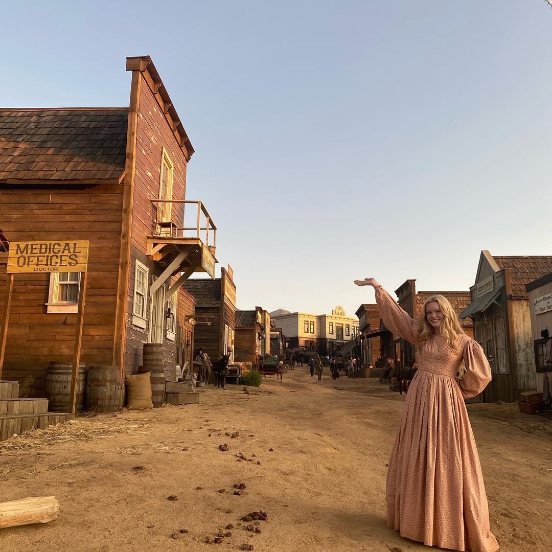 acowenbra's tweet photo. 📸 Abigail Cowen compartilhou fotos dos bastidores das filmagens de 'Redeeming Love'. https://t.co/D51VssPMNx