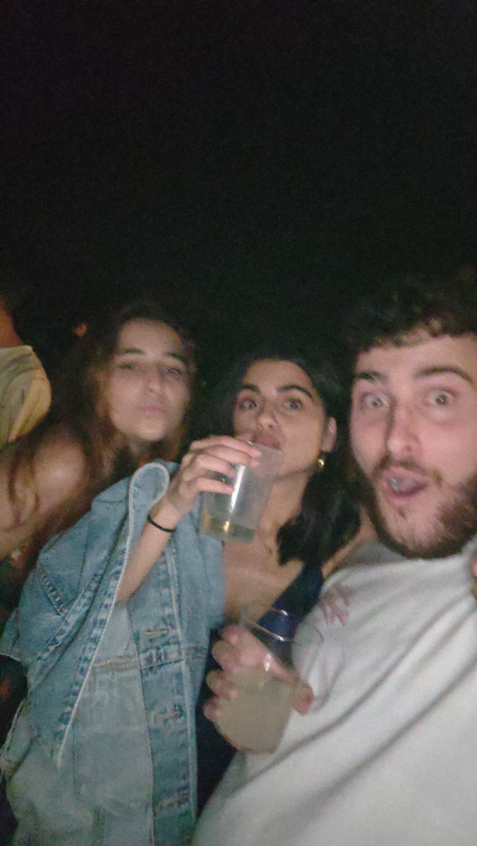 tiradme_esta_tw's tweet photo. buscamos compañero de piso
María (@Meeeryys ) andrea y yo https://t.co/6j143nJnhp