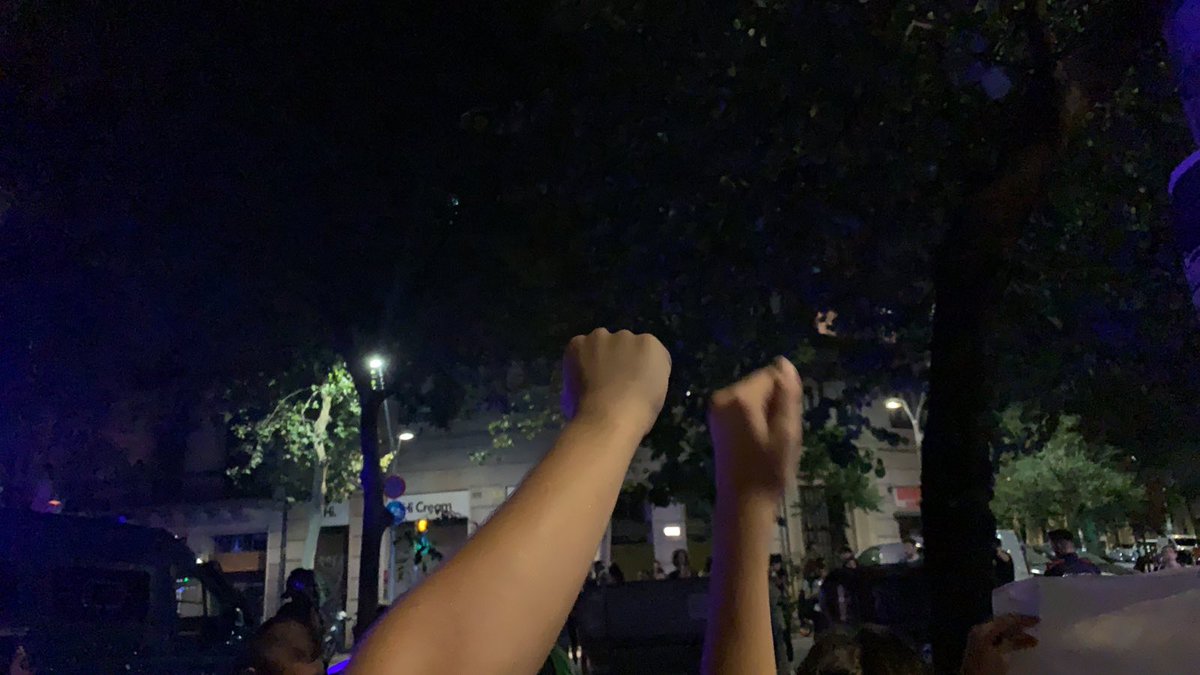 🔴 ATENCIÓ!

La policía està intentant desnonar a una família a les tres de la matinada en la nit de Sant Joan.

Hi ha quatre furgons de la policia i necessitem ser més gent, veniu a C/ Villarroel amb C/ Diputació!