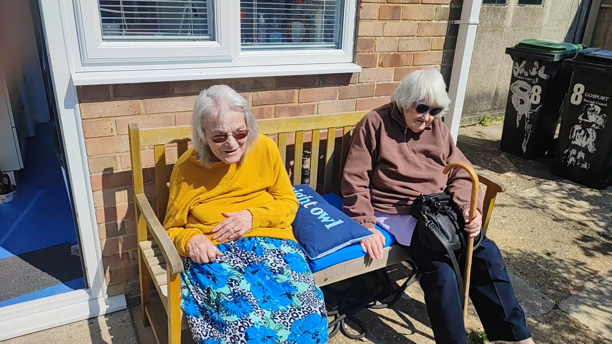 geoffhinton's tweet photo. @geoffreyhinton Any AI advice about psychotic or dementia... My aunt's dot and den Hinton..your namesake x https://t.co/7y4ZgydLTJ