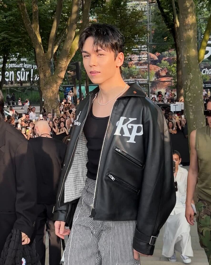 SEVENTEENのVERNONが「KENZO」2024年春夏コレクションに来場。 今回の