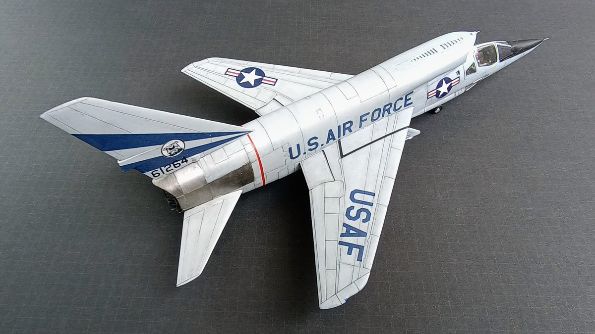 #72lab定例会

トランペッター 1/72 F-107A
525fh FIS WestGermany 完成です。
比較試験に敗れ不採用だったF-107ですが、初期生産の6機は高性能を買われ密かに西ドイツに配備されていた。任務は不明だがAIR-2ジニーの搭載が認可されていたという。(フィクションです)