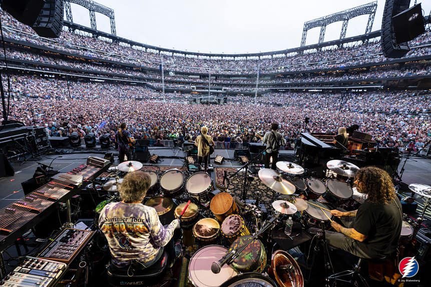 JohnMayer's tweet photo. I’ll never forget these two NYC plays at @citifield. Since I’m in a sports mood, let’s look at it by the numbers: we performed four sets of music over two nights, and I played 75% of it while standing upright. Number of photographers: four. (I’ll do my best to tag each photo with credit.) Series MVPs: @lindor12bc for his friendship and hospitality, and the @mets organization for taking such wonderful care of me and one of their biggest fans: my dad. The music floated, the band was jelled the entire time, and not a single moment of music was taken for granted. We’re leaving it all on the field this tour… thank you NYC for these and all the other shows we’ve played here. ♥️♥️⚡️N F A ⚡️♥️♥️
