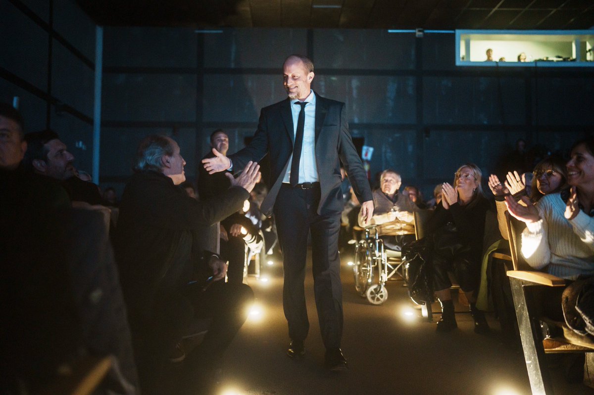 Quiero invitarlos a construir el futuro de Lomas. 

A lo largo de estos casi catorce años como intendente - y 20 trabajando en el <a href="/MunicipioLdeZ/">Mun Lomas de Zamora</a> - construí un gran equipo, un equipo del que me siento orgulloso.