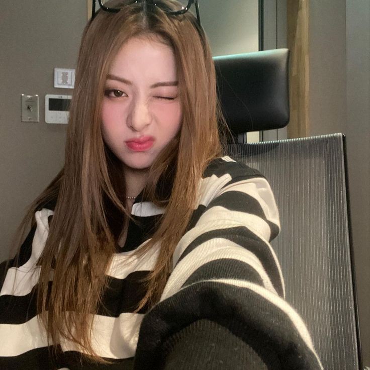 vechriona's tweet photo. [ day 1 ]

hello, i'm svecha!! looking for interactive #moots ^_^
 
❄️: minor
❄️: filo
❄️:  new to #kpoptwt #stantwt 
❄️:  any fandom are welcome 

♡ / ↻ are appreciated. tysm! 🤍 https://t.co/Ps8qcZ2jTM