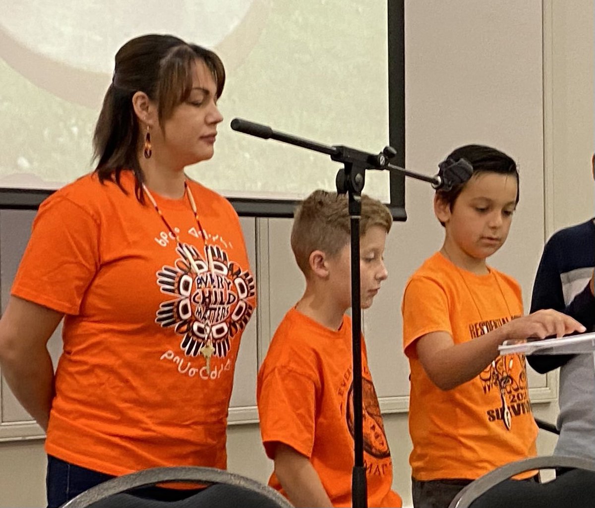 Carla Danielsson (@carladanielsson) on Twitter photo The youth are our future- we are in good hands🤲🏼 @Mathxwi stu teach pvps abt 7 sacred teachings & their community crosswalk project #PBL <a href="/AbbotsfordSD/">Abbotsford Schools</a> #Stolo #knowledgekeepers
#everychildmatters #reconciliation #bced The youth are our future- we are in good hands🤲🏼 @Mathxwi stu teach pvps abt 7 sacred teachings & their community crosswalk project #PBL <a href="/AbbotsfordSD/">Abbotsford Schools</a> #Stolo #knowledgekeepers
#everychildmatters #reconciliation #bced