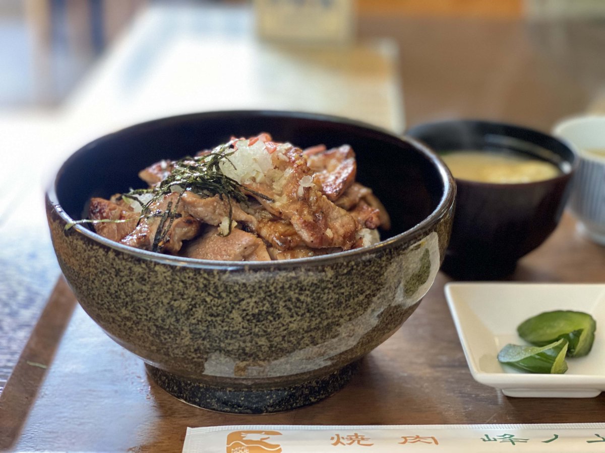 Traditional_Apt's tweet photo. 四万十町窪川にある「焼肉 峰の上」さん☺️

焼肉屋さんのランチとして地元でも大人気のお店です。

窪川名物の「四万十ポーク」を使った峰丼は絶品🌟

是非召し上がっていただきたい１品です🐷

https://t.co/VPxNdqwjnx https://t.co/PifDtRDI5k
