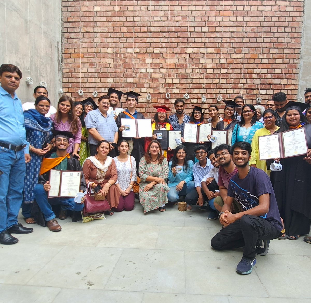 minivets's tweet photo. #Families are very much part of our academic journeys, through the support they offer but also in our shared aspirations.
I am overwhelmed by the love & support they gave.
Thank you β€οΈ
This convocation was truly unforgettable.
#Graduation2023 @lab_behavioural
#10yearsofBEL https://t.co/rvYoR1r6J2