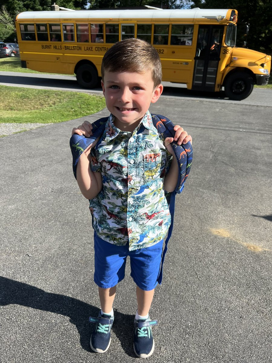 WeaverMichelle4's tweet photo. The end of Pre-K and 1st grade💙💕 https://t.co/Pibe0h0gAX