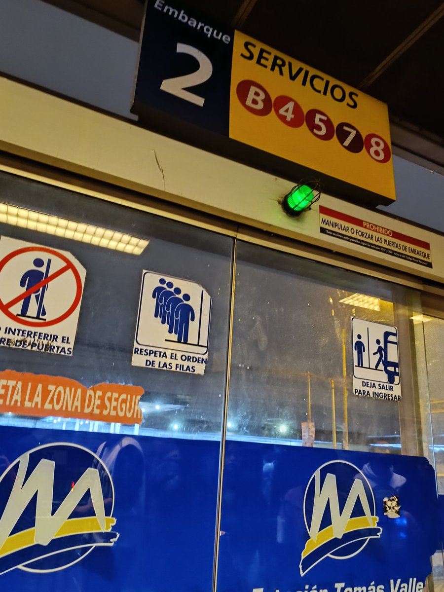 LucoWorld's tweet image. En la Estación Tomás Valle, uno esperando la B en el embarque 02 y resulta que la B baja en el embarque 1 donde dice A y D.  

Personal de la ATU más atentos al celular que otra cosa, le digo lo que pasa a 1 de ellos y nada de nada... Les pagan por estar metidos en el celular?