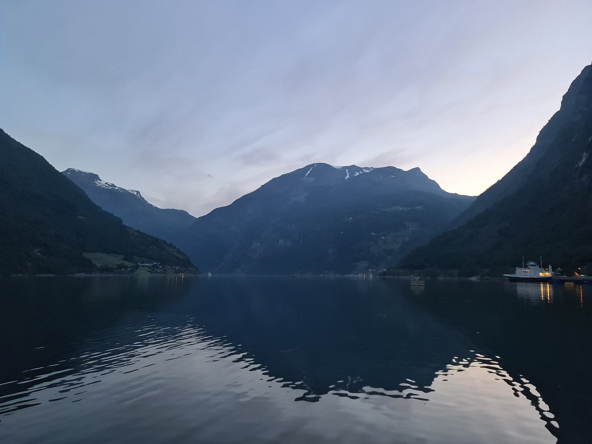 alejandro_svg's tweet photo. Midsummer en un fiordo. Una postal a las tres de la mañana, de un día en donde el sol nunca se metió. https://t.co/Enpabp2Jel
