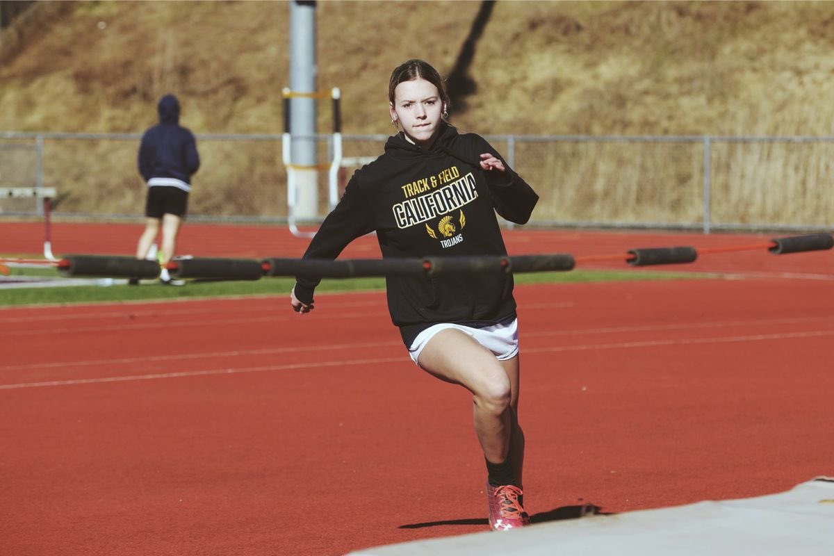 ellagrace_520's tweet image. As an incoming junior my recruitment is 100% open! #uncommited #Classof2025 #trackandfield