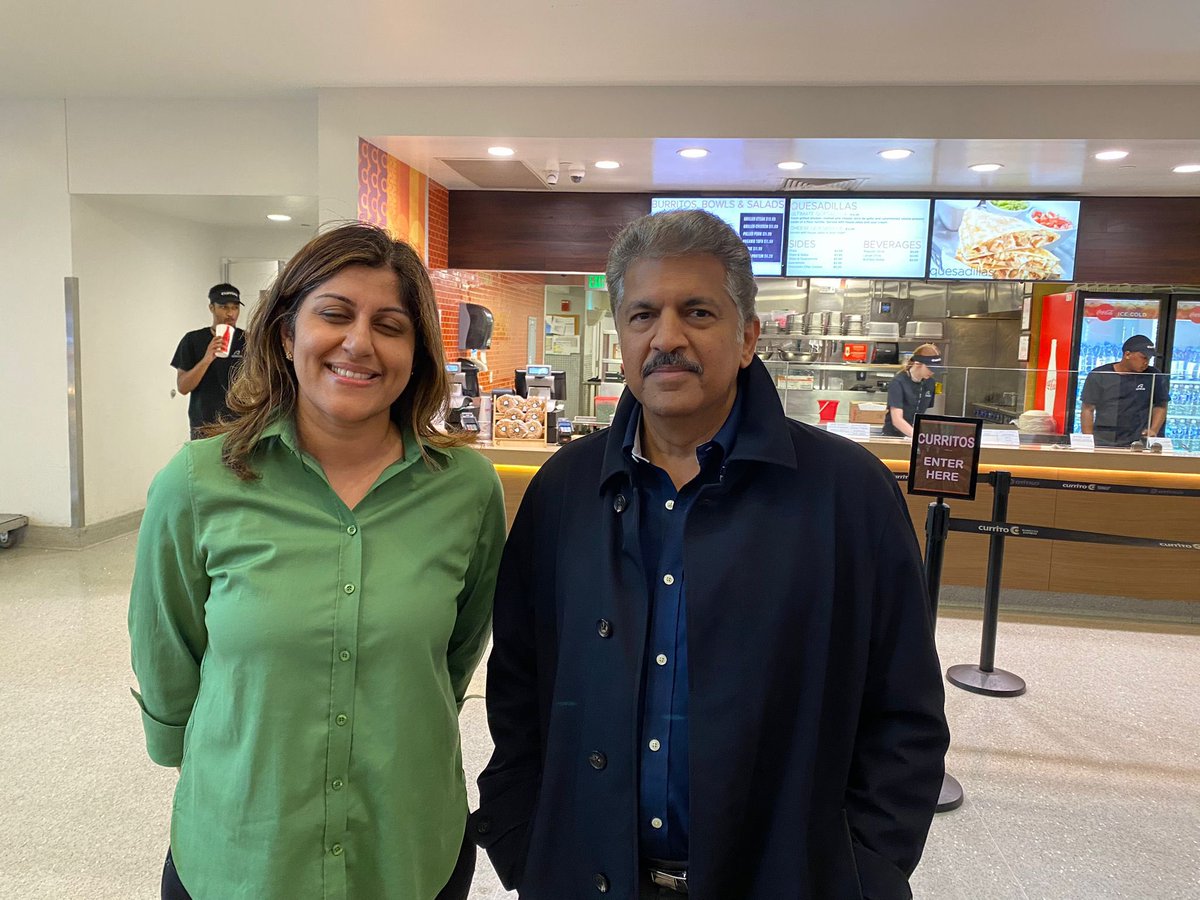 Yagnyesh's tweet photo. A serendipitous meeting with the super down to earth @anandmahindra  was the best part of our trip back from Washington! 

@Vidya_Shankaran https://t.co/yafHdqq7ia