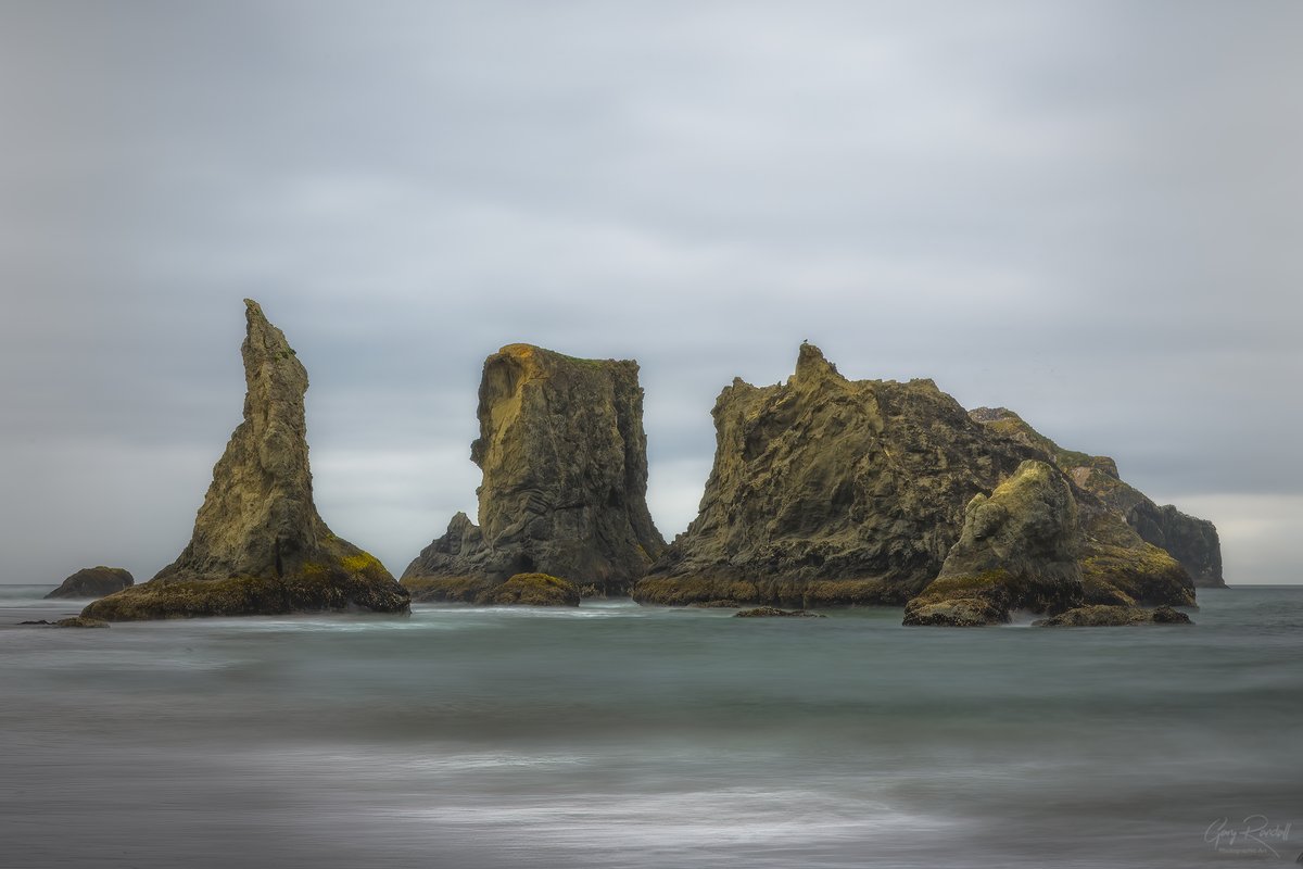 An overcast day doesn't discourage me. It challenges me. #oregon #oregoncoast #bandonoregon #photography #landscapephotography #ocean #seascapes #seastacks #naturephotography