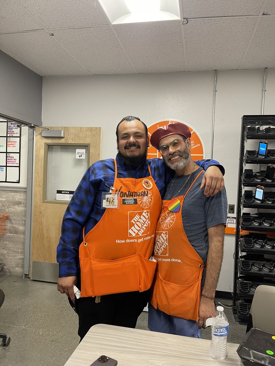 🧸 OH NO , our HD6673 CXM JONATHAN, is leaving , &amp; no Gladys , he’s not leaving on a midnight train to Georgia, he’s leaving to HD6629! 

I was tough on him at first , but he won me over with his drive to succeed ! He’s a good egg &amp; such a teddy bear ! You go Jonathan! 🎉🎉