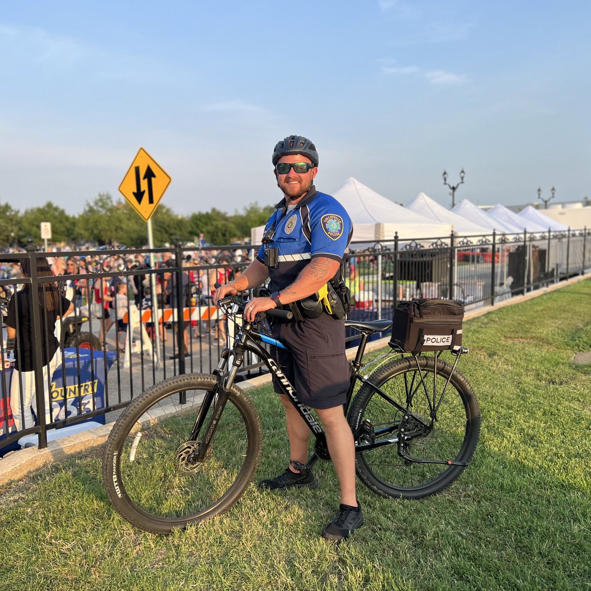 We’re out at Stars and Guitars, we hope you’re having a great time! Officer Smith is on bike patrol to more easily help #KeepColleyvilleSafe! @CityColleyville 

#Colleyville #ColleyvillePolice #StarsAndGuitars #bikepatrol