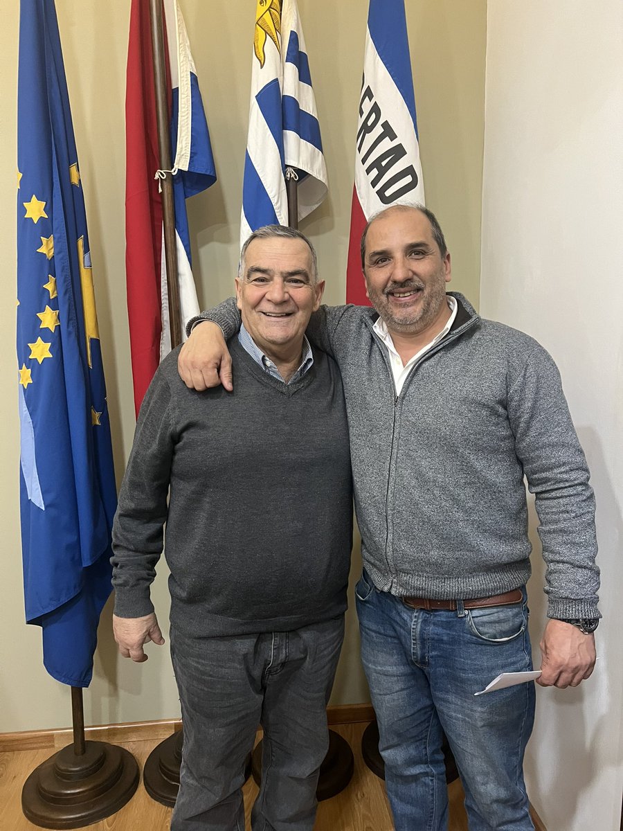 LeoGimenez24's tweet photo. De visita,charla y cafe con mi querido amigo,mi profesor y gran intendente @CarmeloVidalin quien a sido parte importante en mi formación como persona.
Te quiero mucho Cacho !!
Arriba https://t.co/yCWRrQ3mWn