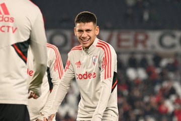 CDiablitoE's tweet photo. 22/06/2023
Debut en primera división dirigido por Martin Demichelis.
Sale Nacho Fernández entra Claudio Echeverri a los 17' del ST.
River Plate (3) vs Instituto (1), fecha 21 LPF🇦🇷
Estadio Mâs Monumental https://t.co/WRMn1sBFj9