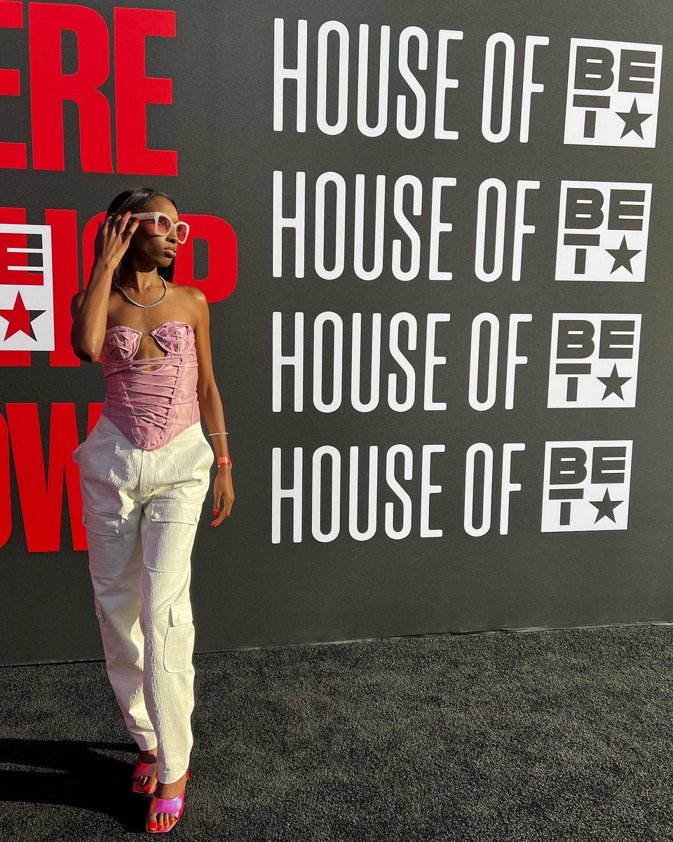 IAMSANEIT's tweet photo. Independent with the demeanor of a R&B singer #BETWeek https://t.co/62CSho1T8S