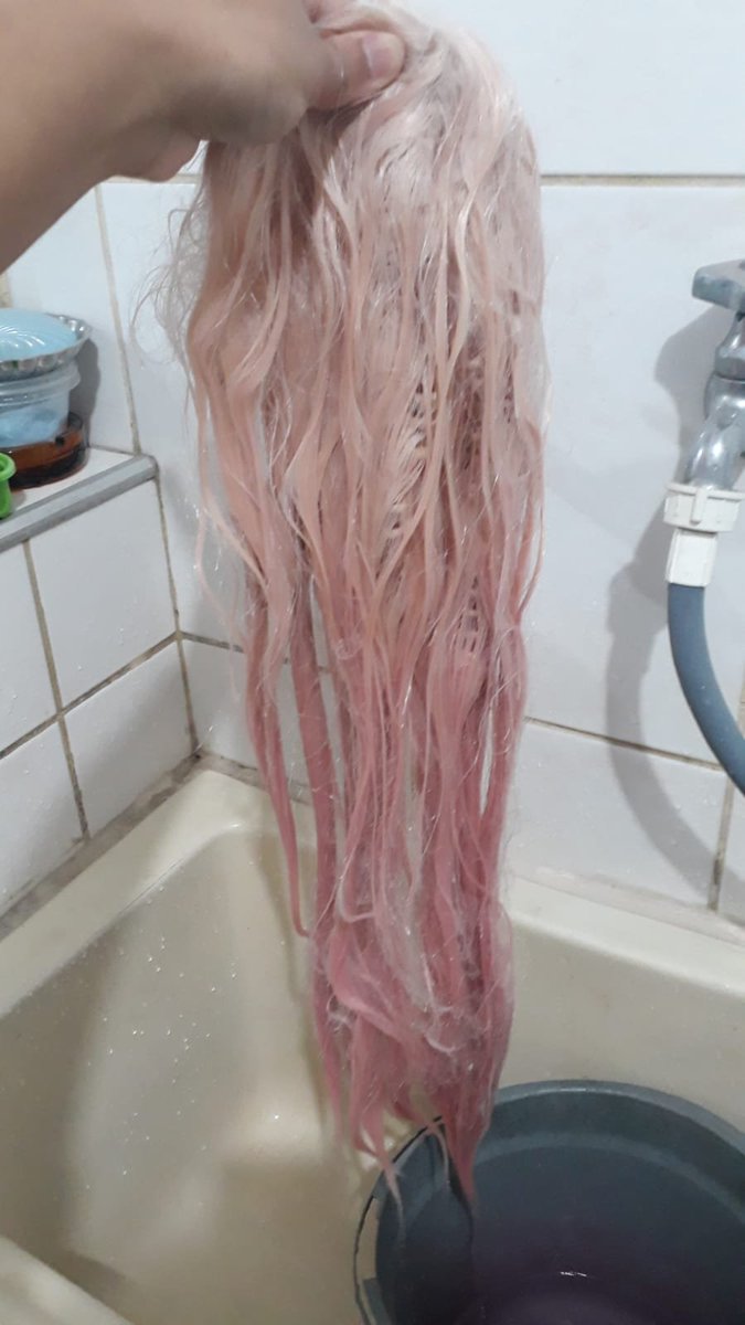 Karlalho's tweet photo. pintei a peruca e agr to assim esperando ela secar pra modelar https://t.co/9fOLDjFavE