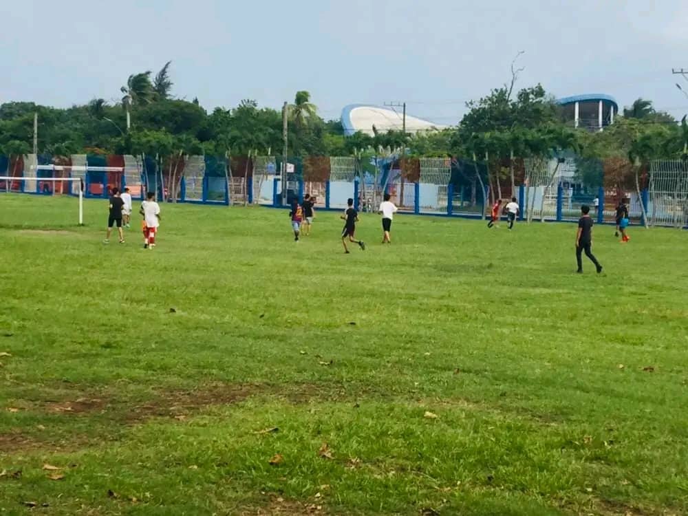 Tremenda 😎 la resistencia que demuestran los habaneros de la #FEEMdeCuba 💙 en su Copa de fútbol ⚽️. ¡Entrégate 😉 al terreno futbolístico para fomentar las energías 🤩 #AquíConCuba!