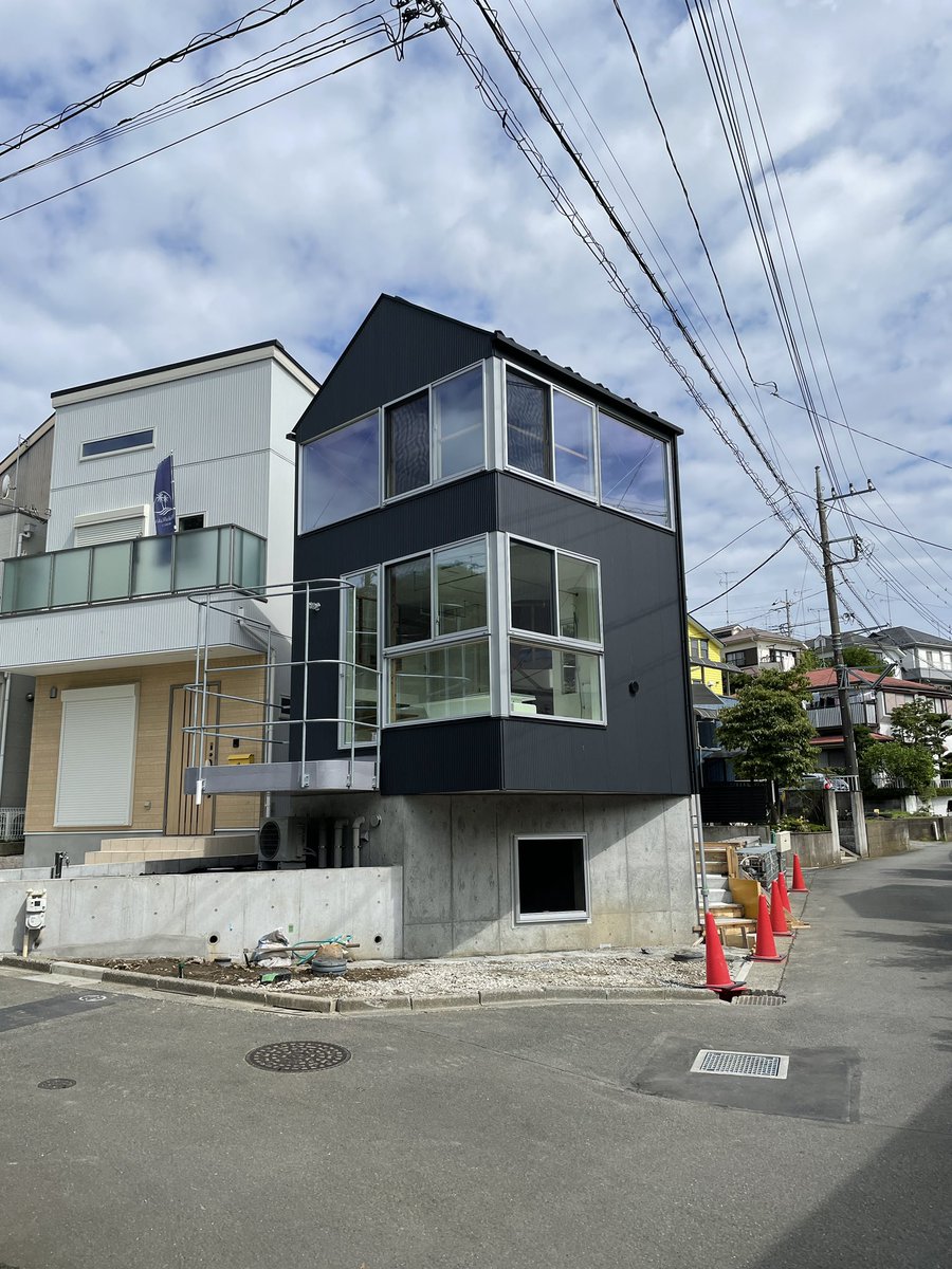 LABSHIB's tweet photo. 今日は、ikmo設計の町田の住宅の内覧会です。角度を振った小屋がかわいい住宅です。スキップフロアが内部を緩やかに繋ぎ、角度の差から生まれる隙間や開口からは周辺の豊かな緑が借景され、小さいながら変化に富んだ空間を作り上げています。シバタ https://t.co/Ceu2sCmzB6
