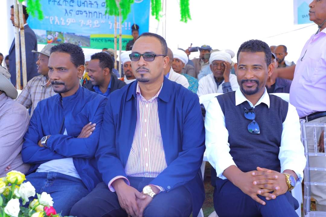 Hailemariam_Kef's tweet photo. The regional cabinet  members put their green finger print in Dera wereda of South Gonder for the 2nd phase of green legacy. https://t.co/Qeb1rOZD7W