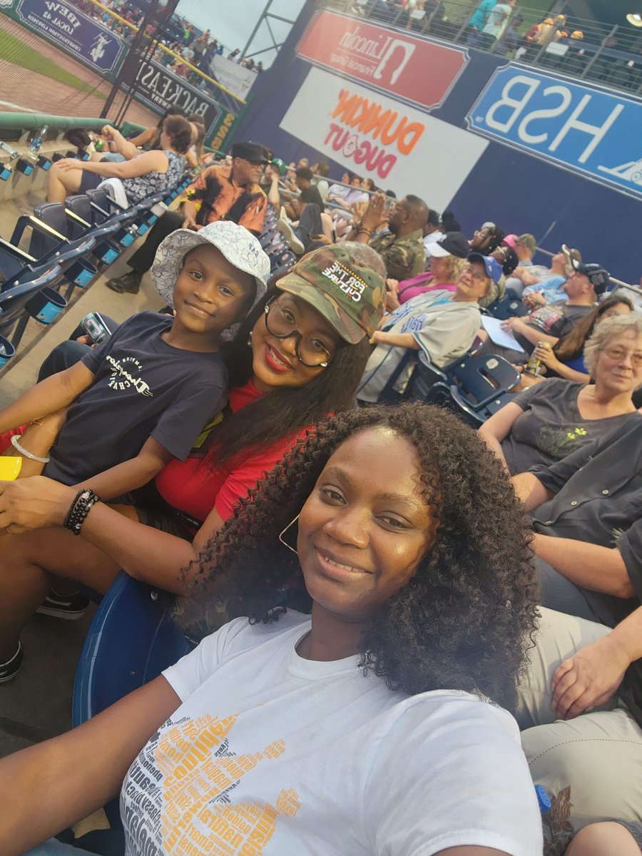 Community Hero in the House!! <a href="/GoYardGoats/">Hartford Yard Goats</a> #ForTheCulture #NoGoatsNoGlory #ThankYou ❤️🙌🏽✨️