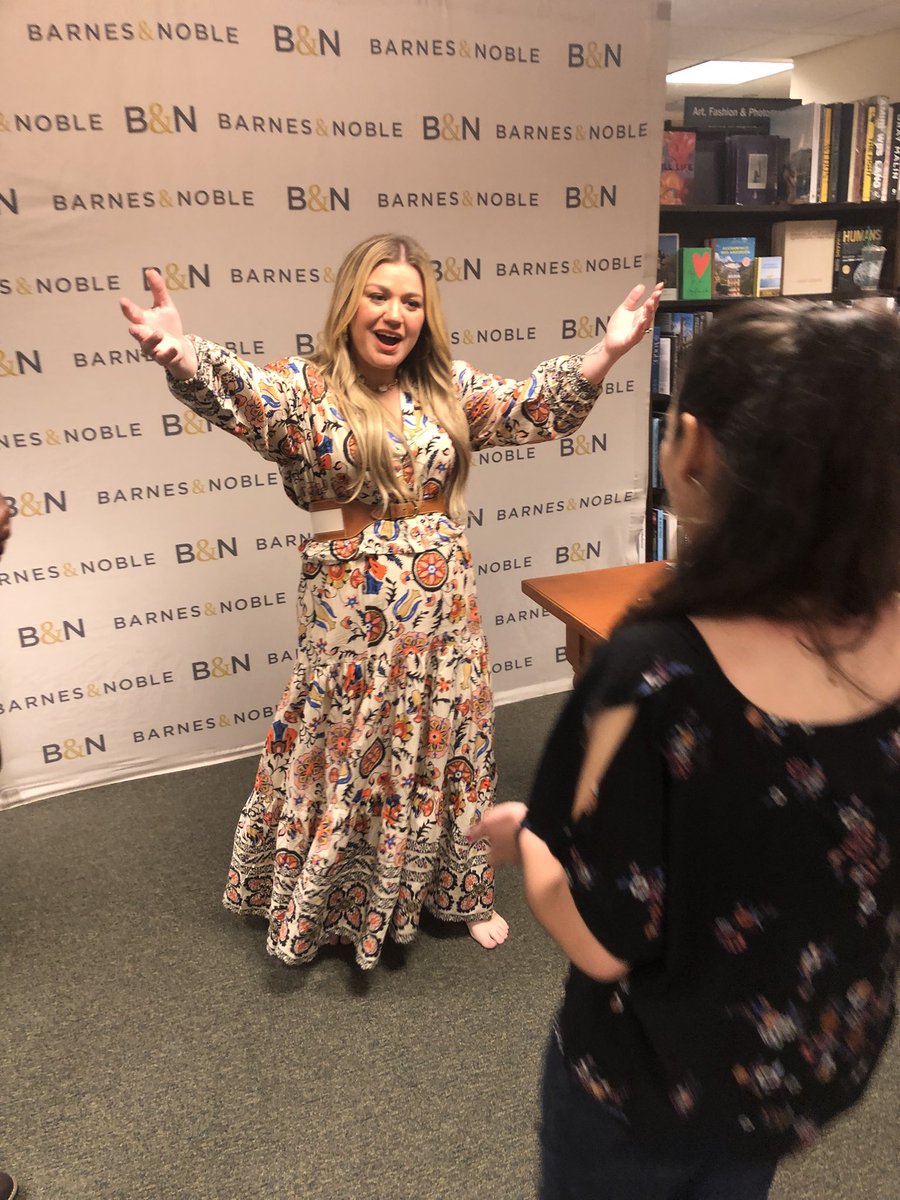 TeresaForReal's tweet photo. I’ve literally waited a lifetime for a moment like this! I met the one and only @kellyclarkson today! She was everything I hoped for &amp; more. So kind and gracious. Make sure to check out her new album, #Chemistry! 🍷💔☀️ https://t.co/99nLyX75qI