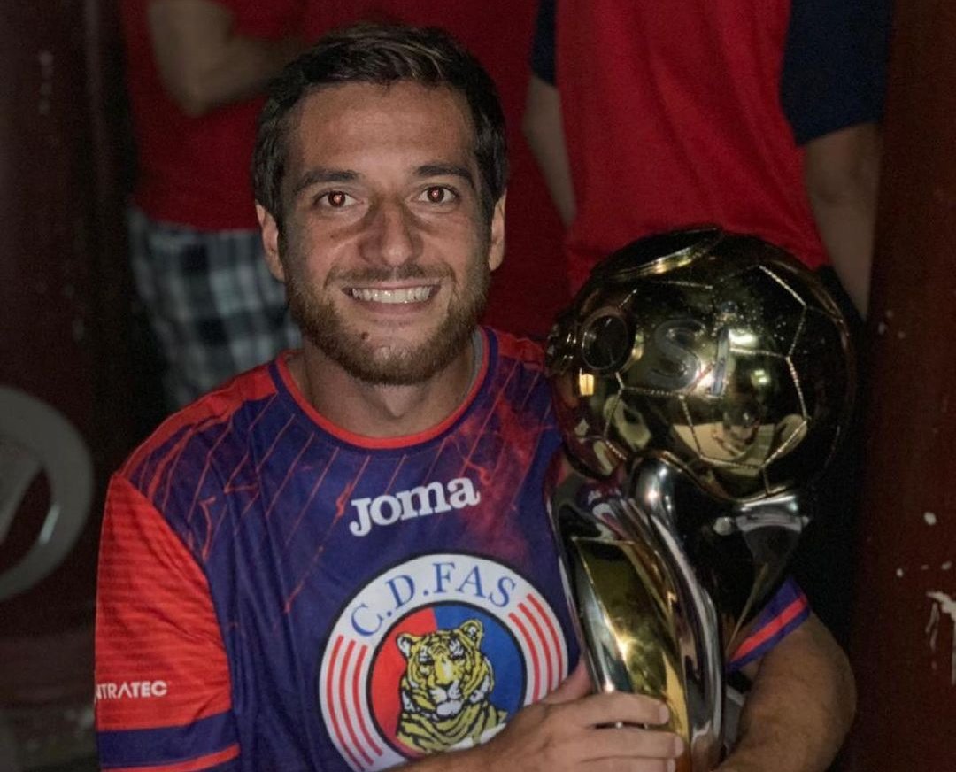 SoyDelRojo94's tweet photo. Casi 7 años en el club y durante todo ese tiempo no se puede negar su compromiso y entrega en la cancha por la camiseta.

¡Muchas gracias por todo Guille Stradella! El Quiteño siempre será tu casa 🔴🔵🐯 https://t.co/swOeH9fdfp