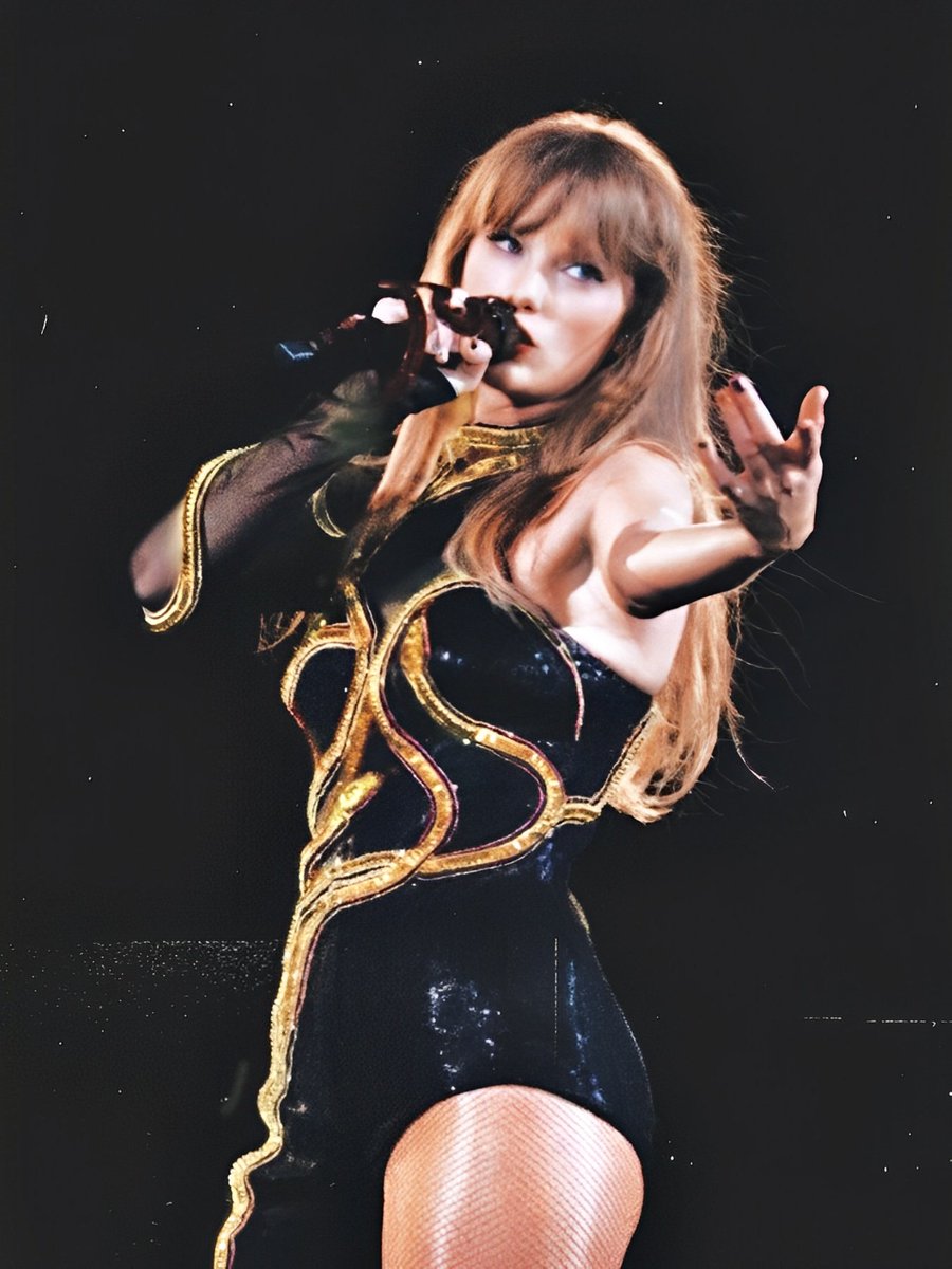 🐍 | Taylor Swift officially debuts a new 'reputation' outfit variant on #MinneapolisTheErasTour Night 1.

Welcome, black and gold snake jumpsuit! 🖤