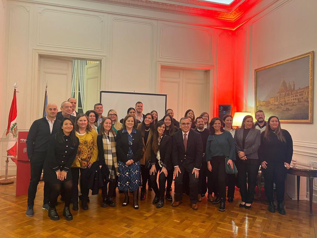 PeruEnArgentina's tweet photo. Hoy se realizó el lanzamiento de #PerúWeek 2023 en la Embajada del Perú en Argentina, en un trabajo conjunto con la Oficina Comercial del Perú. Esta campaña promueve nuestros destinos turísticos y gastronomía en el mercado local 🇵🇪🇦🇷🥘 conoce más en https://t.co/fPnclczDhg https://t.co/9AnJ1e0DlH