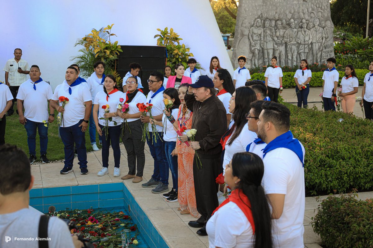 El Presidente de #Nicaragua🇳🇮, Cmdte. Daniel Ortega y la Vicepresidenta Cra. Rosario Murillo honran al Comandante Carlos Fonseca, con la ofrenda floral💐 en el mausoleo de la Plaza de la Revolución, en el 8️⃣7️⃣ aniversario del natalicio del Jefe de la Revolución Sandinista🇳🇮✊🏻🔴⚫