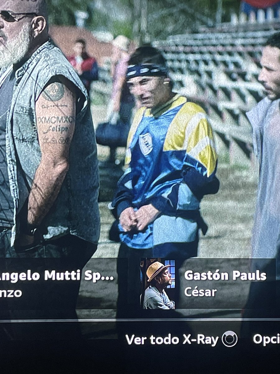 Me pongo a mirar la serie Barrabrava y en el primer capítulo aparece una remera noventera de Porongos. Hermosa.