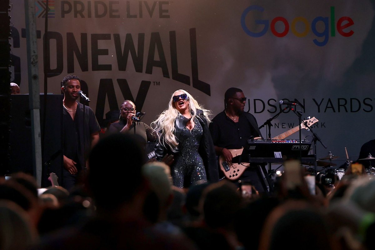 Christina Aguilera SLAYING at the #StonewallDay2023 🏳️‍🌈

@xtina @REALPRIDELIVE