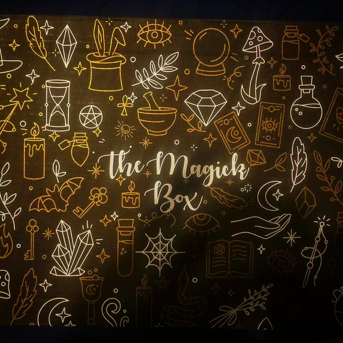 BaneTarot's tweet image. Received the Dark Reflections Tarot by @LaMuciDesign today. Exquisite packaging! #tarot #kickstarter #darkreflections #darkreflectionstarot #shadowwork #lamucidesign 

Purchase here: lamucidesign.com/product/dark-r…