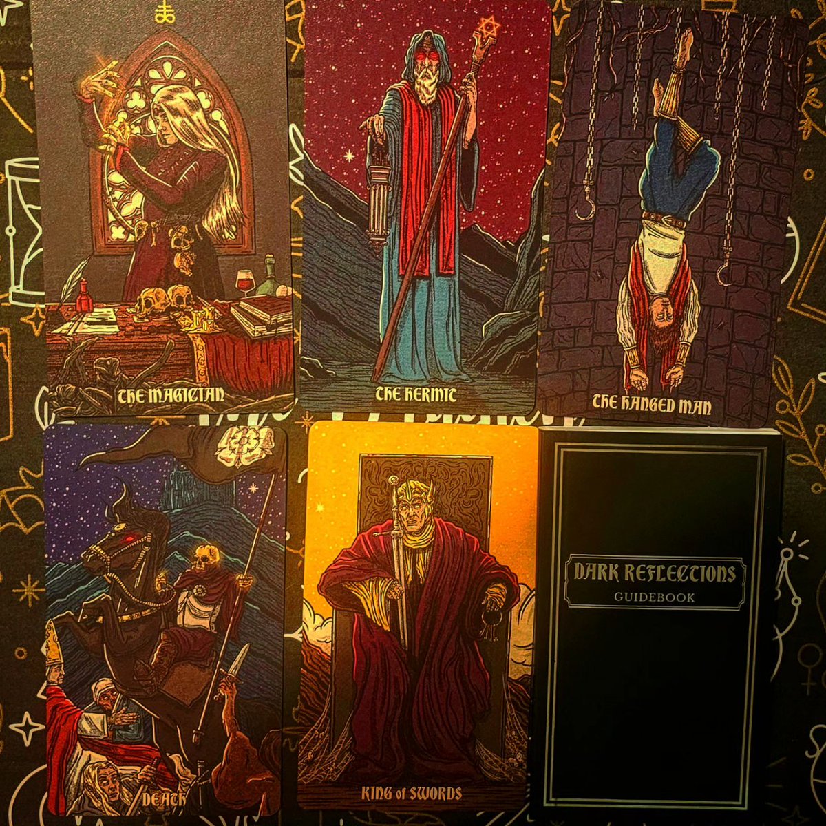 BaneTarot's tweet image. Received the Dark Reflections Tarot by @LaMuciDesign today. Exquisite packaging! #tarot #kickstarter #darkreflections #darkreflectionstarot #shadowwork #lamucidesign 

Purchase here: lamucidesign.com/product/dark-r…