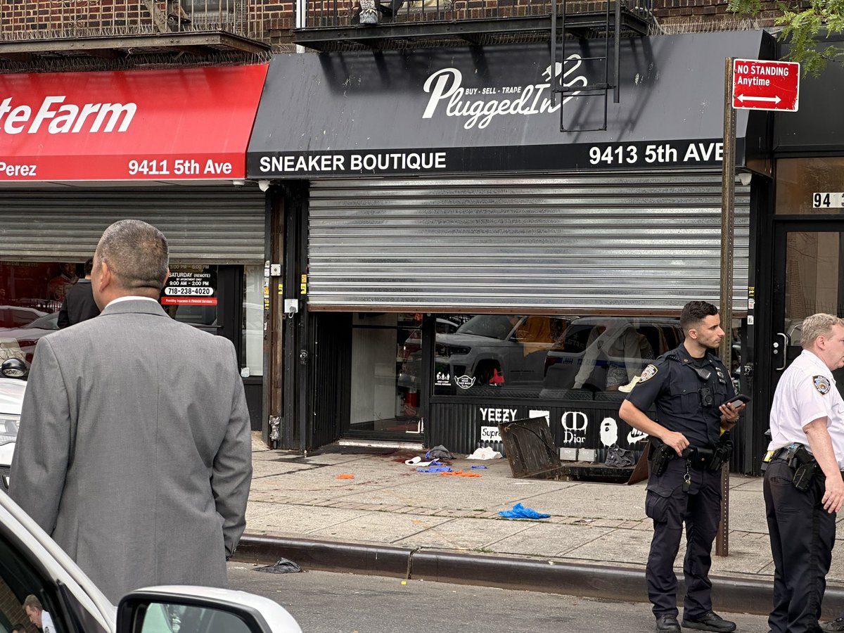 2 people shot outside a sneaker & clothing store popular with teens in Bay Ridge. Victims appear to have been targeted. @NYPD68Pct looking for at least one suspect. @ABC7NY