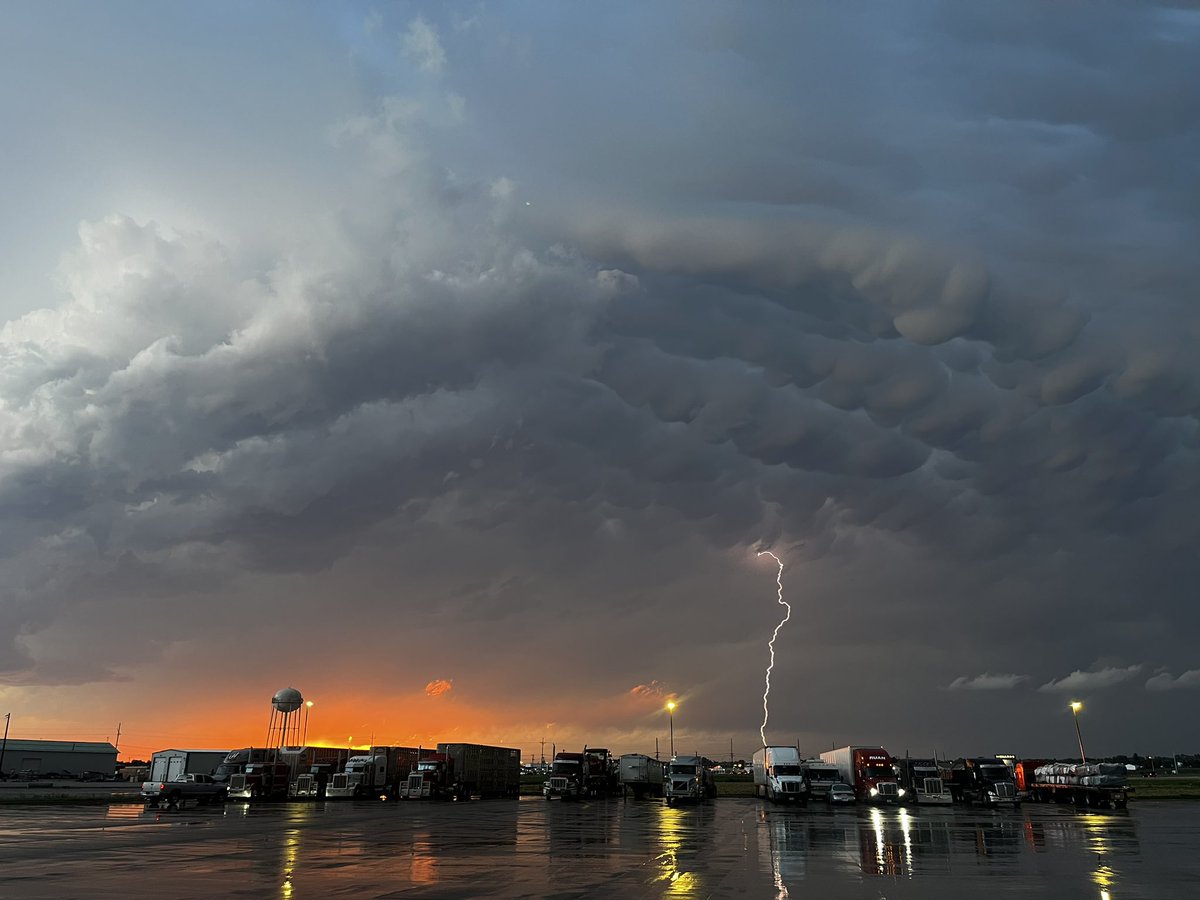 Nice display of mammatus here in Scottsbluff, NE. #NEwx