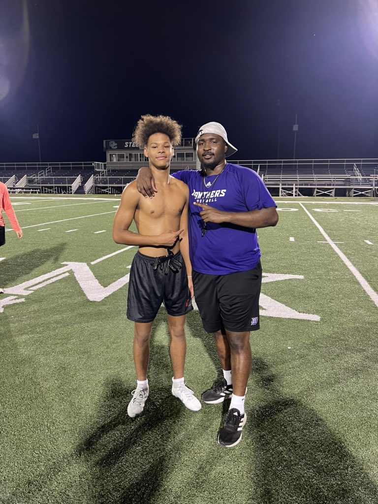 ChadynMorris's tweet photo. After a great camp and conversation with @CoachYoung41… I am blessed to receive my first offer to @kwc_football! #PawsUp 💜🖤💜🖤💜
@CoachRJWilson55 @CoachWalker_M @jay_lineback @SrHighFootball @WRHitList @Jay_Fallin @wbarnes22 @BRoberts42 @marcus_kimbrell https://t.co/AQOfSrNWed