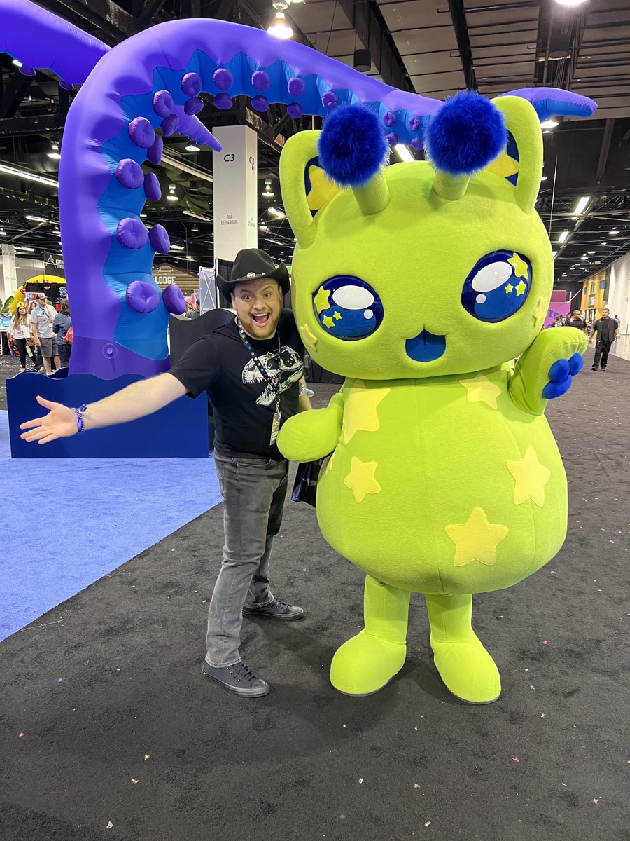 KestinTheVoice's tweet photo. GAAAHHH ALIEN CAT IS SO CUTE 🤩 #VidCon #Aphmau #Meemeows https://t.co/h78m1Uyo0e