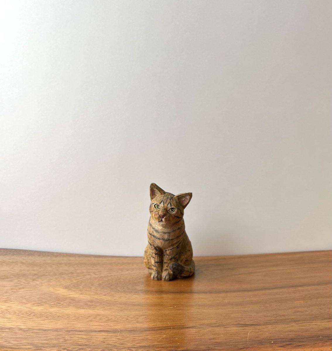 公式 ストアハンドメイド・手芸 - 波間 namima 木彫りネコ 8cm