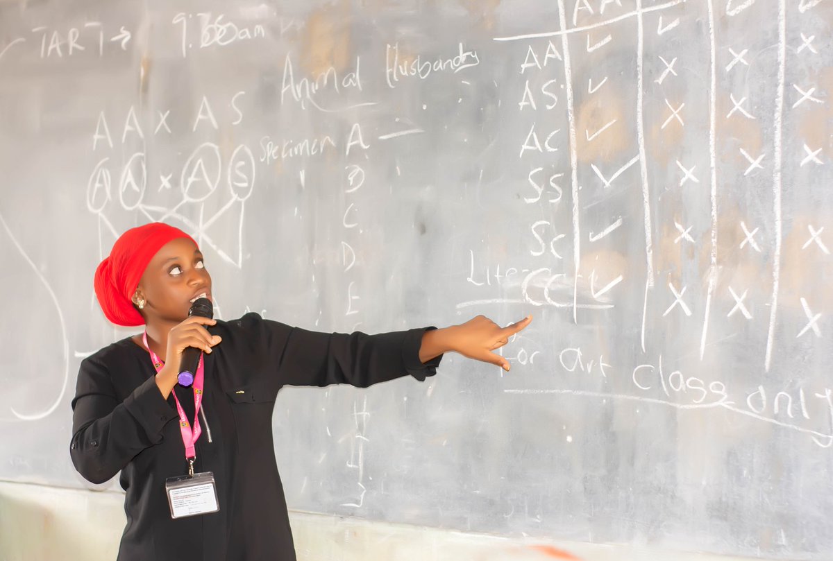 HUWANE_ng's tweet photo. June 19th, 2023 
A team of medical students visited the government school in Kwara State to enlighten and sensitize the students and staff about the prevention and management of sickle cell disease

#sicklecell #hfh #worldsicklecellday #humanforhuman #catchthemyoung https://t.co/KHK36C1snL