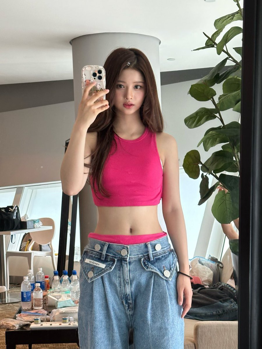 MC. on Twitter "Amazing how her phone is bigger than her face. Never(01)