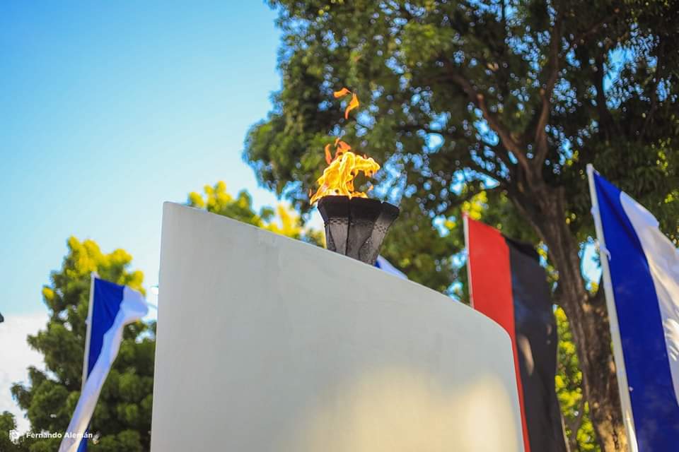 Frances_Rivera2's tweet photo. #Nicaragua| Cmdte. Daniel Ortega y Cra. Rosario Murillo, rinden homenaje con una ofrenda floral al Cmdte. Carlos Fonseca Amador en su 87 aniversario de su natalicio.

"Carlos, Comandante, aquí está tu pueblo, vos sos el jefe de esta Revolución."

#CdteCarlosVamosAdelante
#PLOMO19 https://t.co/uPKYyINTSu