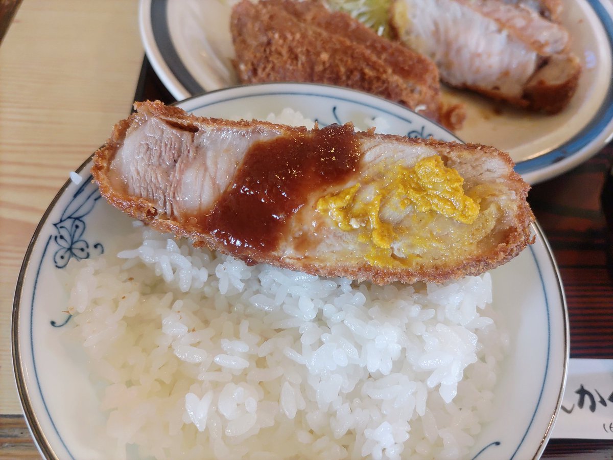 富士市 とんかつ宮島
ロース厚揚げ定食
ボリューム満点な厚切りロースとんかつだけど柔らかくフルーティーな宮島手作りソースが合う😋